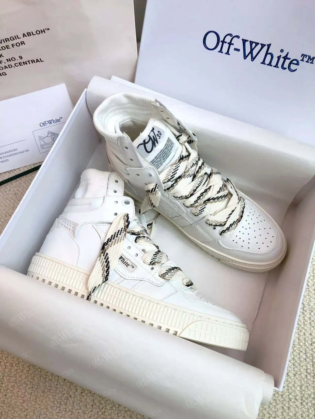 Men's shoes💰620 OFF WHITE ⚡️Couple style⚡️🍓New color🍓 The latest spring model of Gaobang street casual Martin style masterpiece, released the highest quality version on the market 👊 Series original mold opening, original lasting, production technology 1:1 original ➰🔜The best choice for more and more celebrities and Internet celebrities🔸In the classics Changes in the code🔸Innovate in the trend🔸Strive to break away from the shackles of bad street design🔝Although he is not the originator of fashion design, he is definitely a shining dark horse in avant-garde design🐴🆙Do not follow the trend🔅Not universal beauty🔅 Fabric💯First-layer cowhide Lining💯Imported skin-friendly and environmentally friendly polyester mesh Foot pads💯Original molded high-elastic environmentally friendly molding pads Midsole💯Original sleeve lasting process Outsole💯Rubber outsole Packaging💯Official website synchronizes a full set of packaging (brand wrapping paper, brand certificate, brand bag) code number 35-44, 45 customized